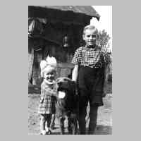  - 081-0028 Reinlacken 1941 - Guenther Reimann mit Schwester Renate Schulz und Hofhund Hektor im Hof_t